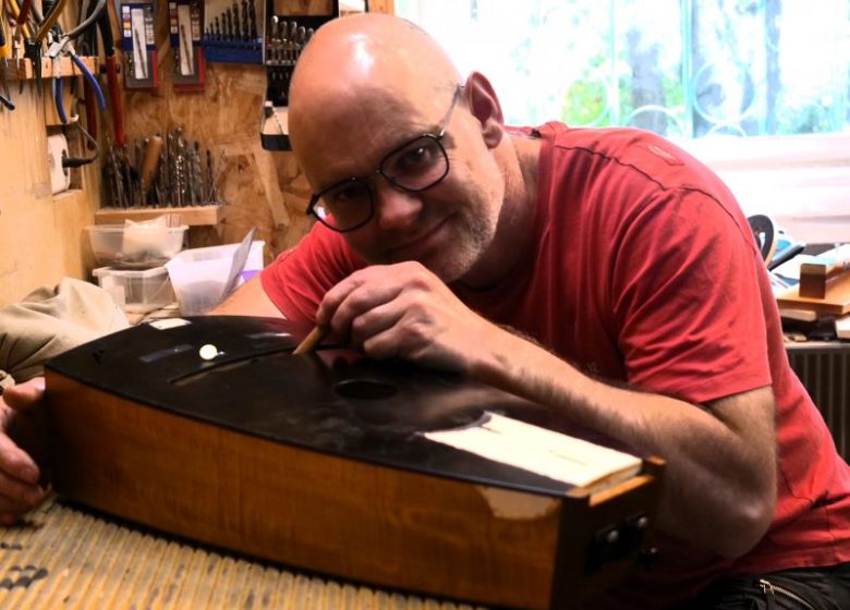 Luthier – Facteur de vielle à roue – Sébastien Tourny