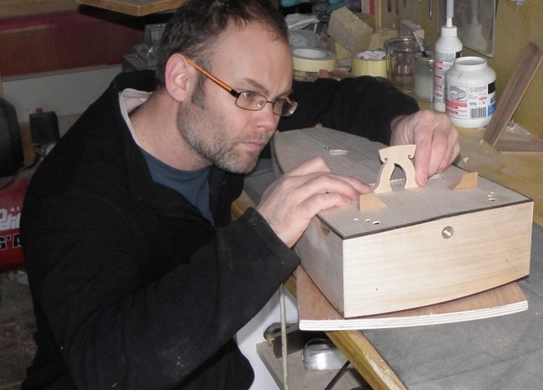 Luthier – Facteur de vielle à roue – Sébastien Tourny