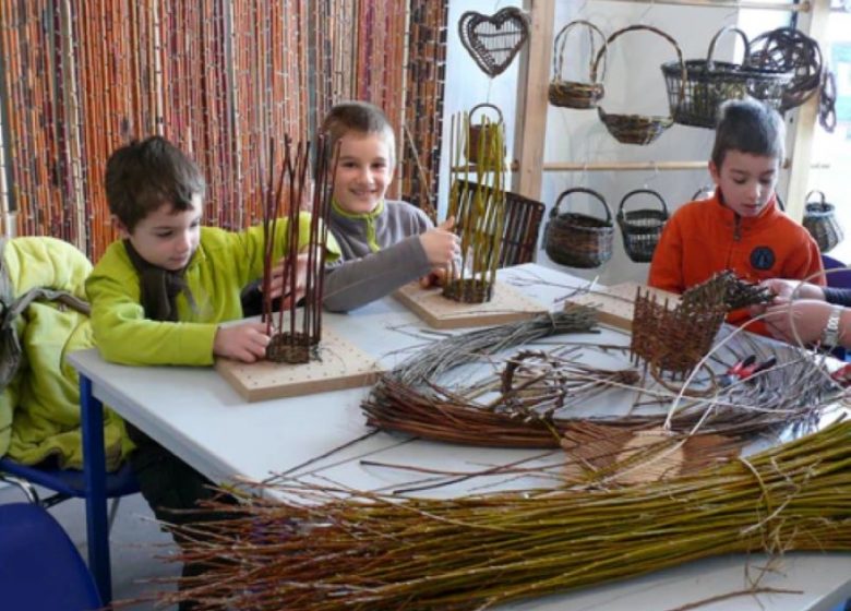 O S I E Z ! ATELIERS OSIER CREATIF à partir de 3 ans  VACANCES D’ETE  – Centre d’Art autour de l’Osier